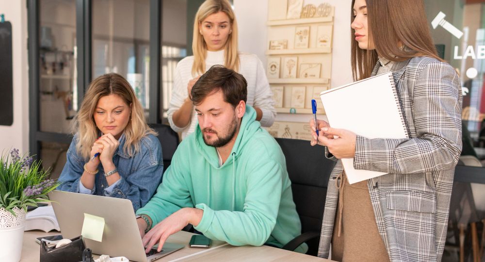 5 trampas que ralentizan el ecosistema emprendedor: burocracia, normativa y narrativa irreal