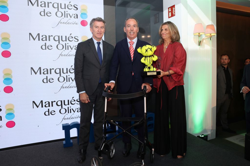 Entrega el premio ALBERTO NUÑEZ FEIJOO PRESIDENTE PARTIDO POPULAR Recibe el premio, JAIME LAFITA, fundador de DalecanELA