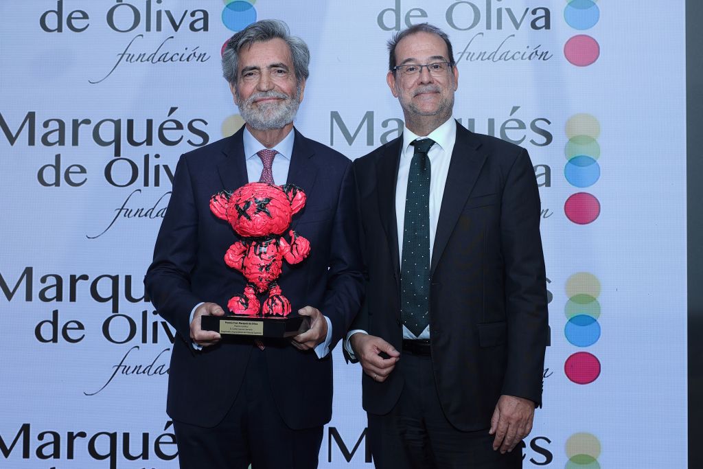 Entrega el premio, Dimitri Berberoff, vicepresidente del tribunal supremo​