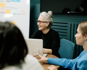 ¿Cómo escalar tu startup sin quemarte? Las estrategias de crecimiento que no te enseñaron en el MBA