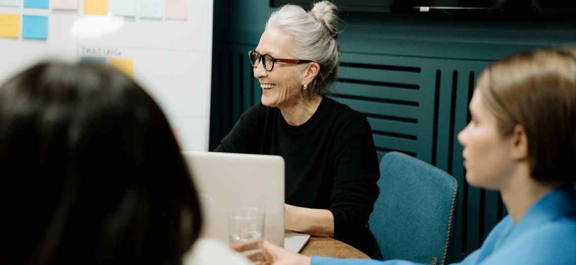 ¿Cómo escalar tu startup sin quemarte? Las estrategias de crecimiento que no te enseñaron en el MBA
