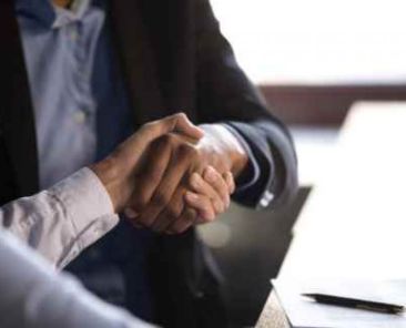 El 'pacto de socios' suicida: la cláusula legal oculta que puede echarte de tu propia empresa justo cuando empieza a tener éxito